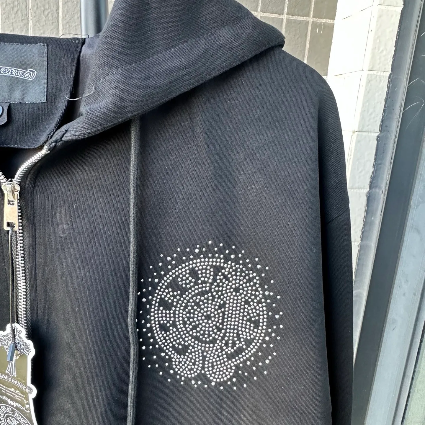 P320 Style No.: TT107 𝗖𝗵𝗿𝗼𝗺𝗲 𝗛𝗲𝗮𝗿𝘁𝘀/Cro Heart 2025 Washable Watercolor Diamond Stickers Autumn and Winter New Original Single Counter American Laser Diamond Stickers 3D Three-dimensional Color Embroidery Couple Casual Cardigan Sweatshirt 👑The highest version! Customized fabric 480g tripe terry fabric! American acid-washed and distressed original fabric, laser-burned pattern ✟Colored diamond hardware stickers, exquisite embroidery of letters! The best-selling model in the counter, very comfortable to wear. Accessories: original molded and authenticated collar label➕100% silk wash label. Genuine purchase-grade original hangtag➕matching hanging rope���3D hanging beads➕original packaging bag. Craftsmanship: The original version has consistent wiring! The highest version of the armhole matching technique! Color: Black Size: S M L XL